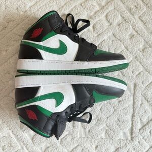 Air Jordan 1 - Green Black & White - High Top Sneakers - Women’s 8.5 (7Y)